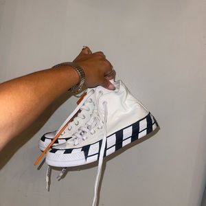 Off-White sneakers worn 3 times, great shoe and in great condition! (size 5M/7W)
